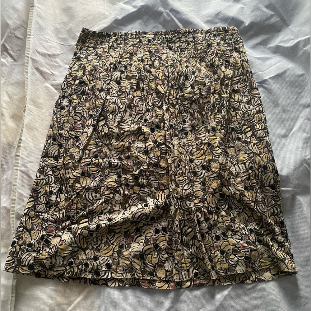 Women’s size 12. 100% cotton fully lined, vintage “Bee” skirt.